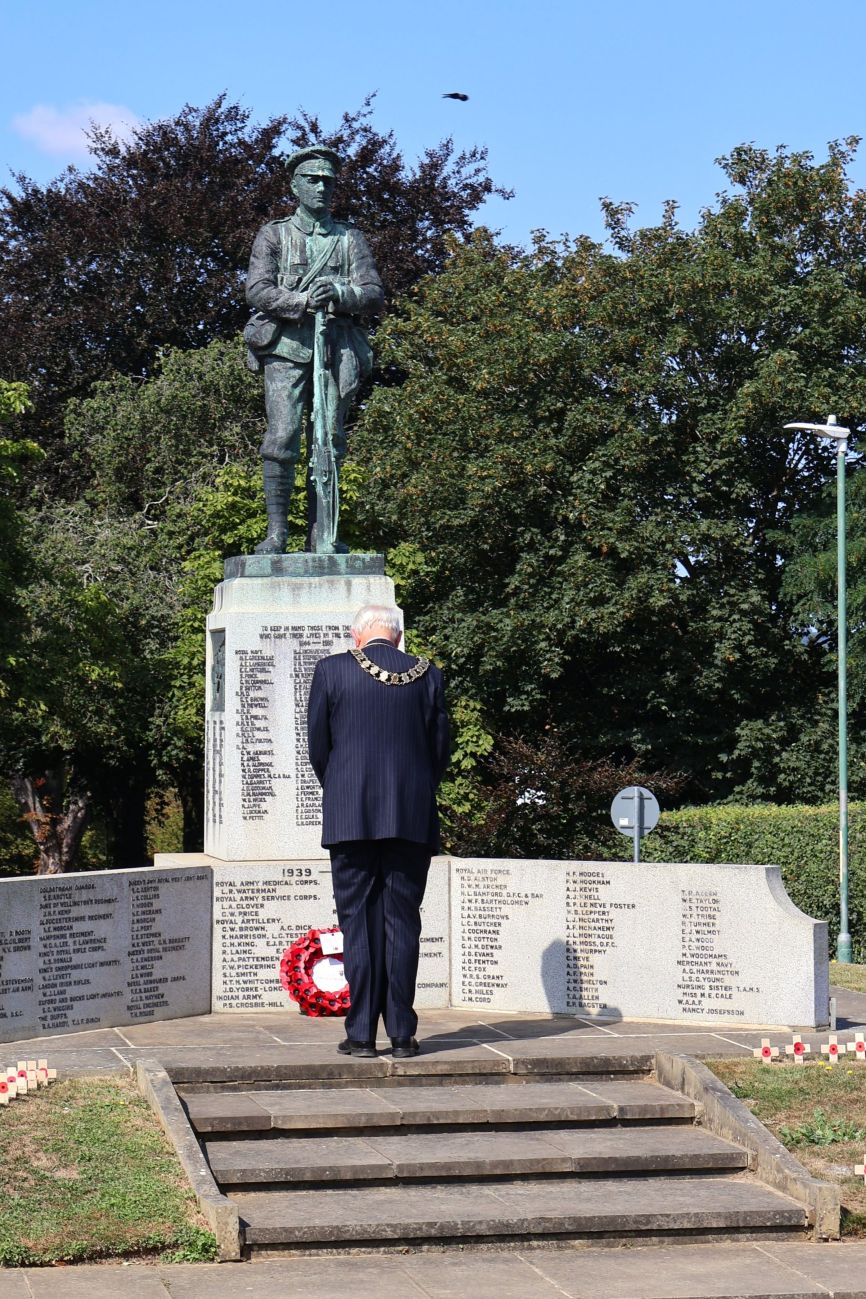 Mayor of Sevenoaks lays wreath