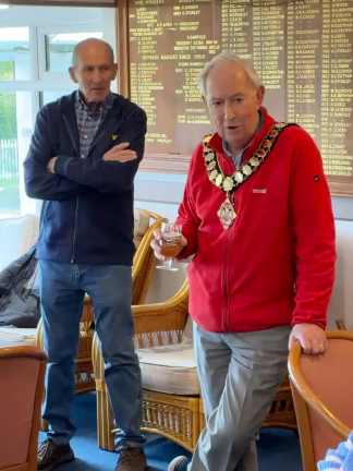 Photo of Mayor at Bowls Club Meeting
