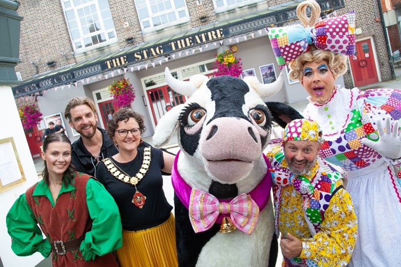 PRESS RELEASE: Mayor, Claire Shea, joins the launch of the 2023 pantomime