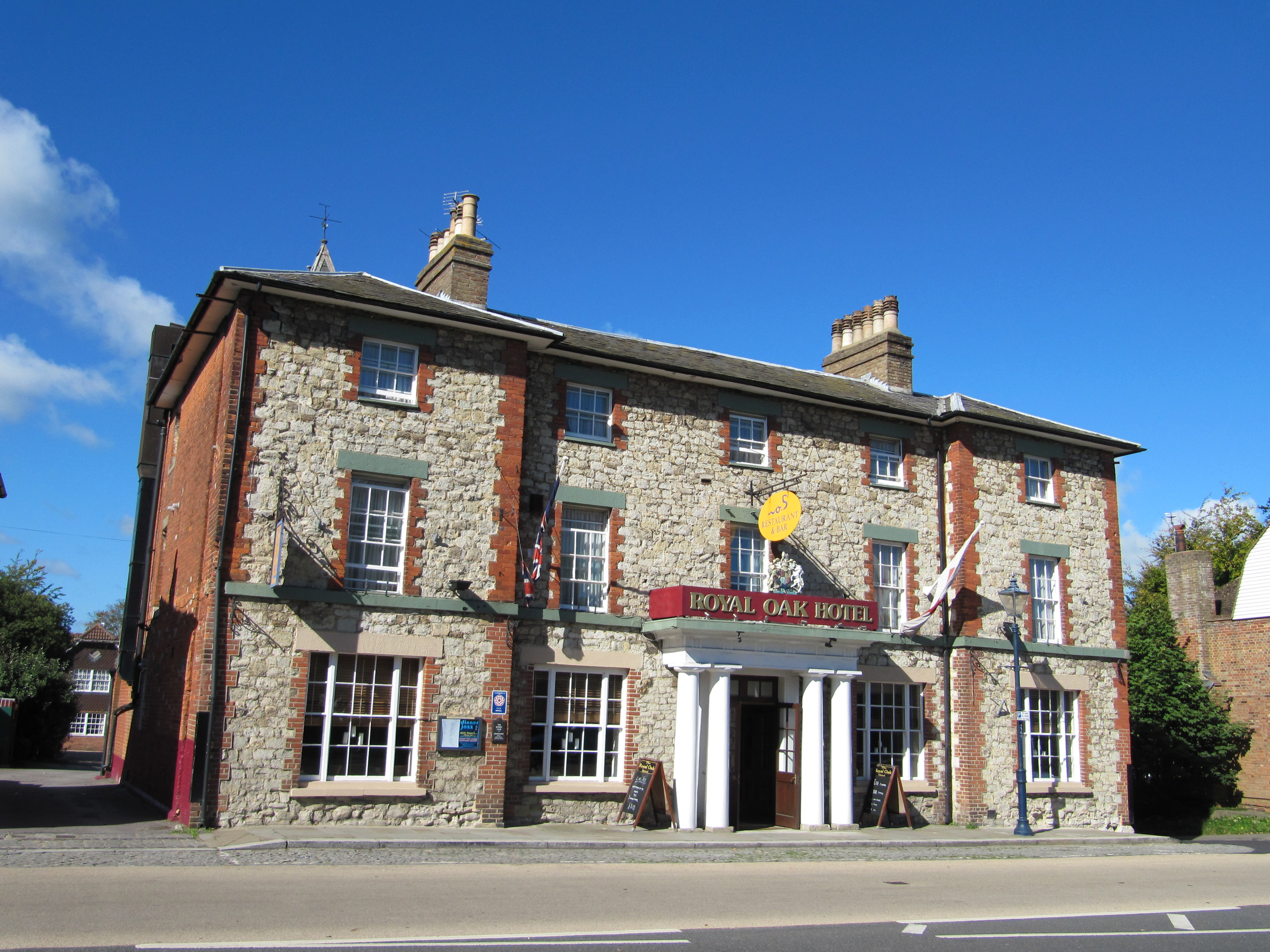 Sevenoaks Town Council welcomes recommendation for retaining “Royal Oak” name on Sevenoaks High Street