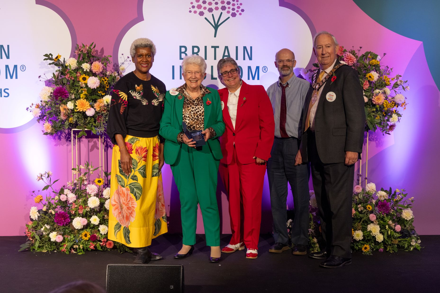 Sevenoaks in Bloom collect award