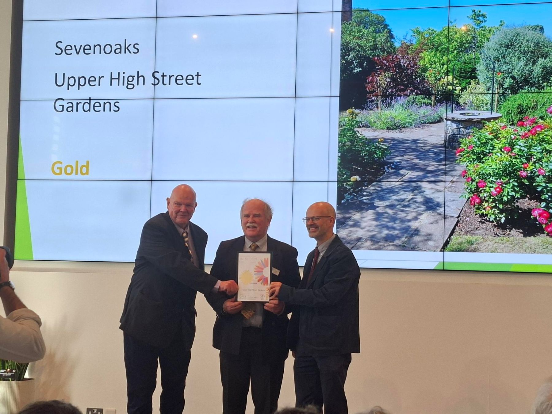 Collecting Gold award for Upper High Street Gardens